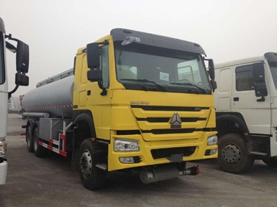 SINOTRUK HOWO 6X4 OIL TANK TRUCK