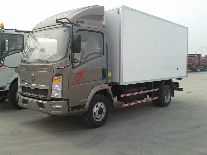 sinotruk howo light 4x2 box truck